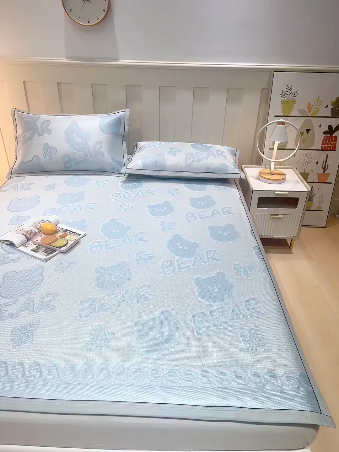 91家纺网 家纺一手货源 找家纺 莱家富 2025新款A类凉感提花冰丝凉席 快乐小熊-天蓝