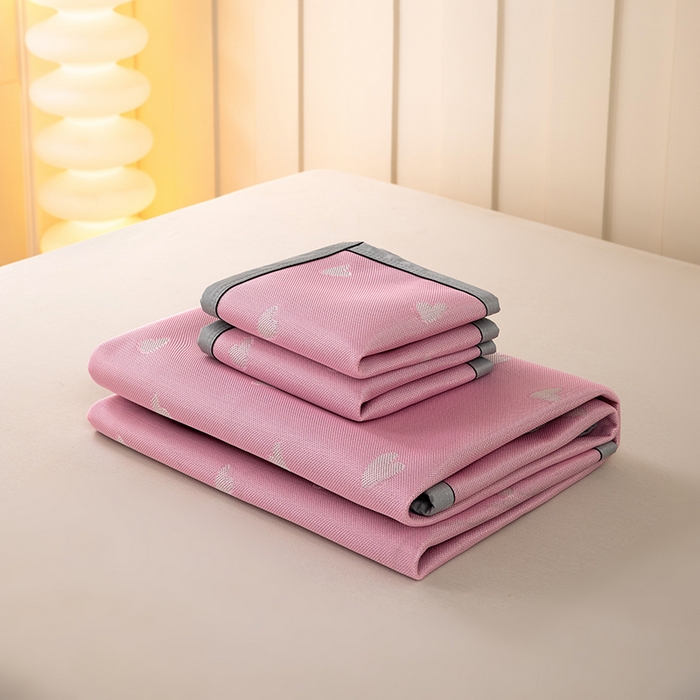 91家纺网 家纺一手货源 找家纺 莱家富 2025新款A类凉感提花冰丝凉席 心仪-粉