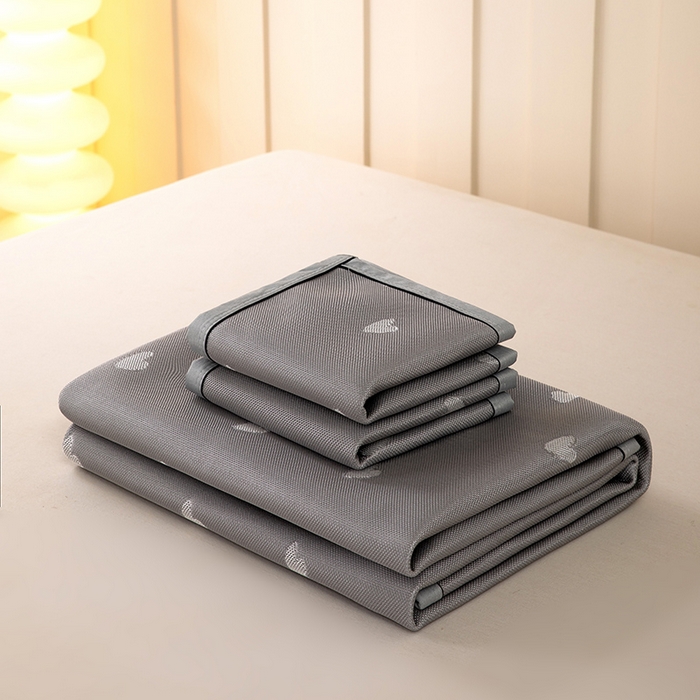 91家纺网 家纺一手货源 找家纺 莱家富 2025新款A类凉感提花冰丝凉席 心仪-灰