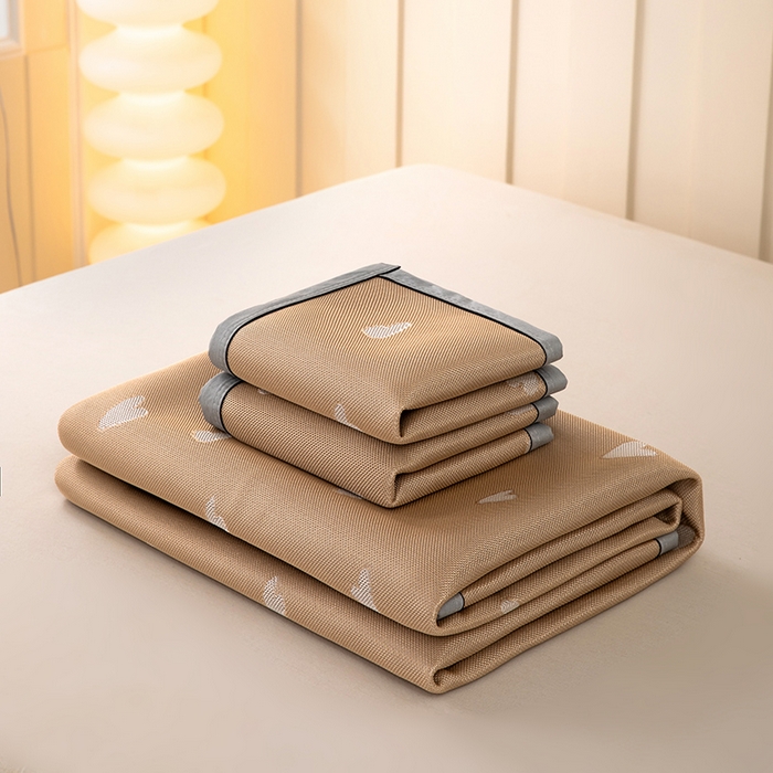 91家纺网 家纺一手货源 找家纺 莱家富 2025新款A类凉感提花冰丝凉席 心仪-奶咖