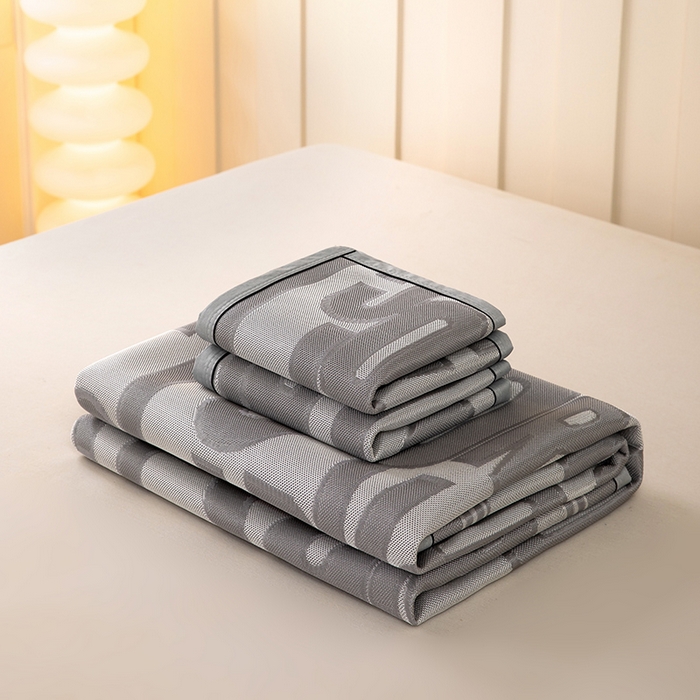 91家纺网 家纺一手货源 找家纺 莱家富 2025新款A类凉感提花冰丝凉席 字母涂鸦-灰