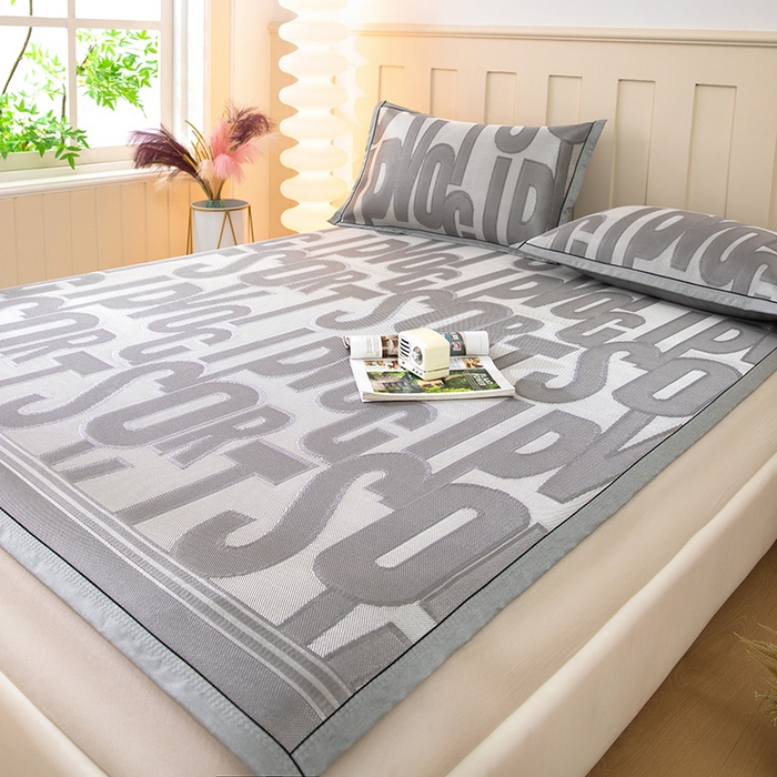 91家纺网 家纺一手货源 找家纺 莱家富 2025新款A类凉感提花冰丝凉席 字母涂鸦-灰