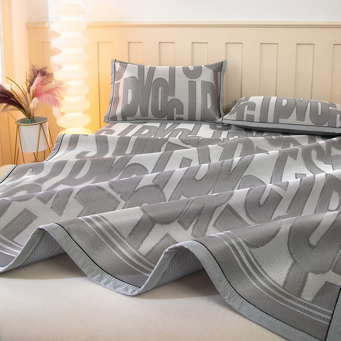 91家纺网 家纺一手货源 找家纺 莱家富 2025新款A类凉感提花冰丝凉席 字母涂鸦-灰