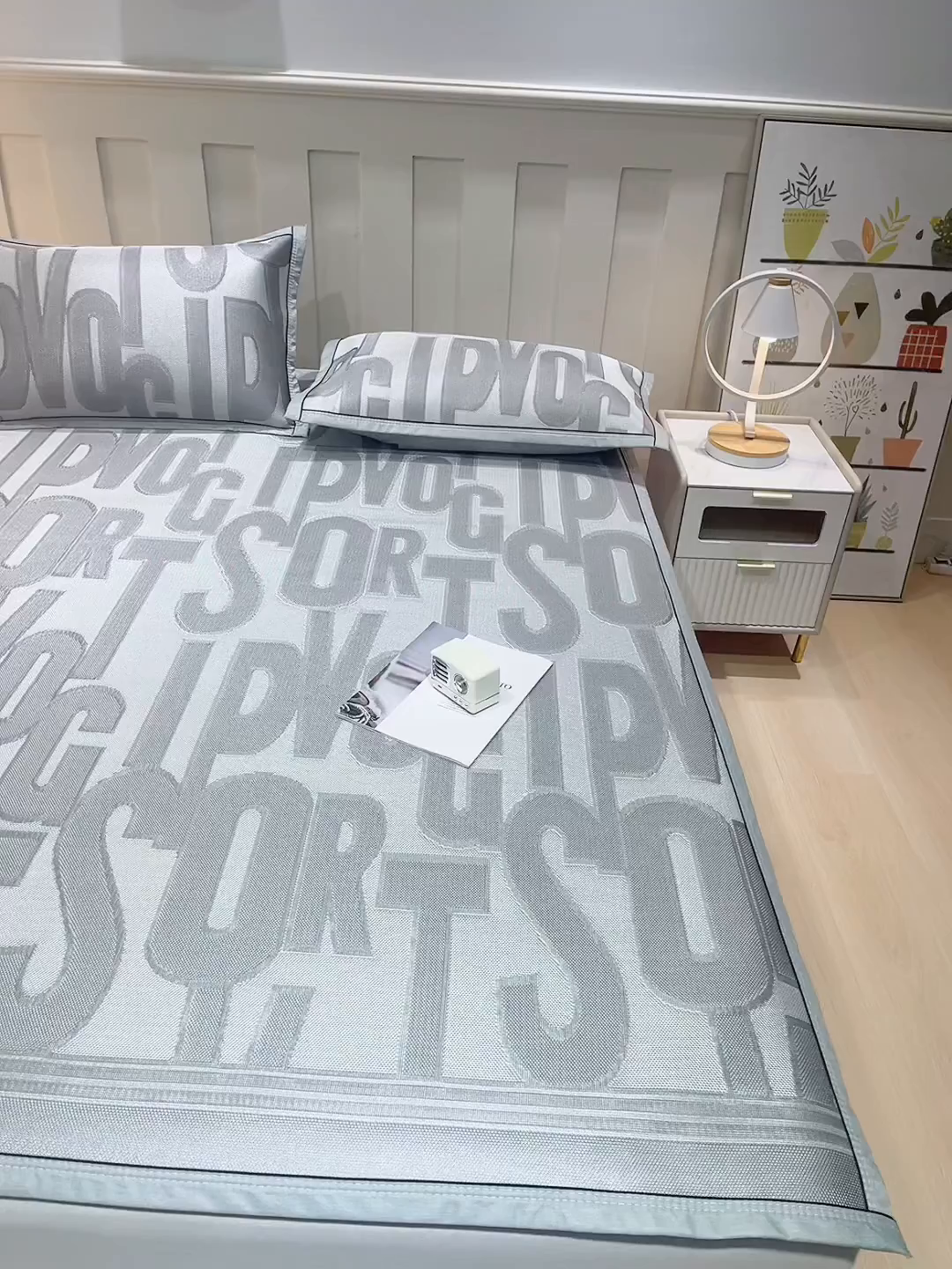 91家纺网 家纺一手货源 找家纺 莱家富 2025新款A类凉感提花冰丝凉席 字母涂鸦-灰