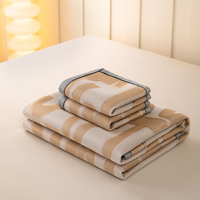 91家纺网 家纺一手货源 找家纺 莱家富 2025新款A类凉感提花冰丝凉席 字母涂鸦-奶咖