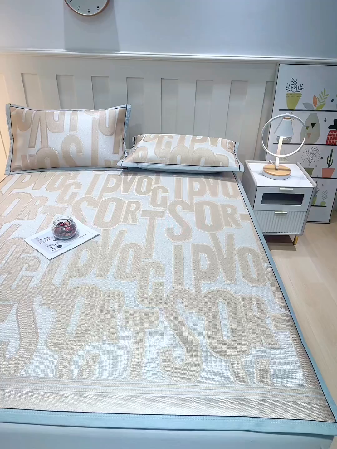 91家纺网 家纺一手货源 找家纺 莱家富 2025新款A类凉感提花冰丝凉席 字母涂鸦-奶咖