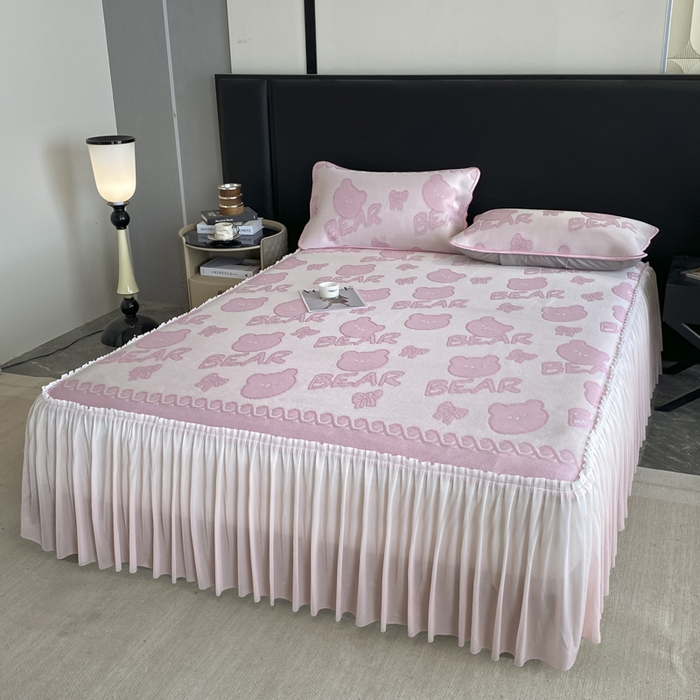 91家纺网 家纺一手货源 找家纺 莱家富 2025新款A类凉感提花冰丝凉席床裙款 快乐小熊-粉