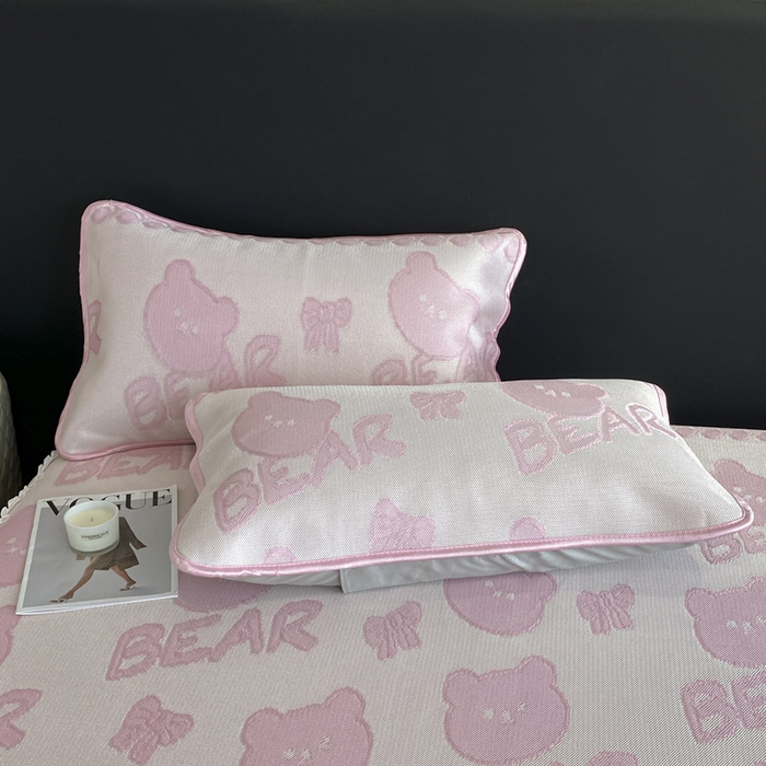 91家纺网 家纺一手货源 找家纺 莱家富 2025新款A类凉感提花冰丝凉席床裙款 快乐小熊-粉