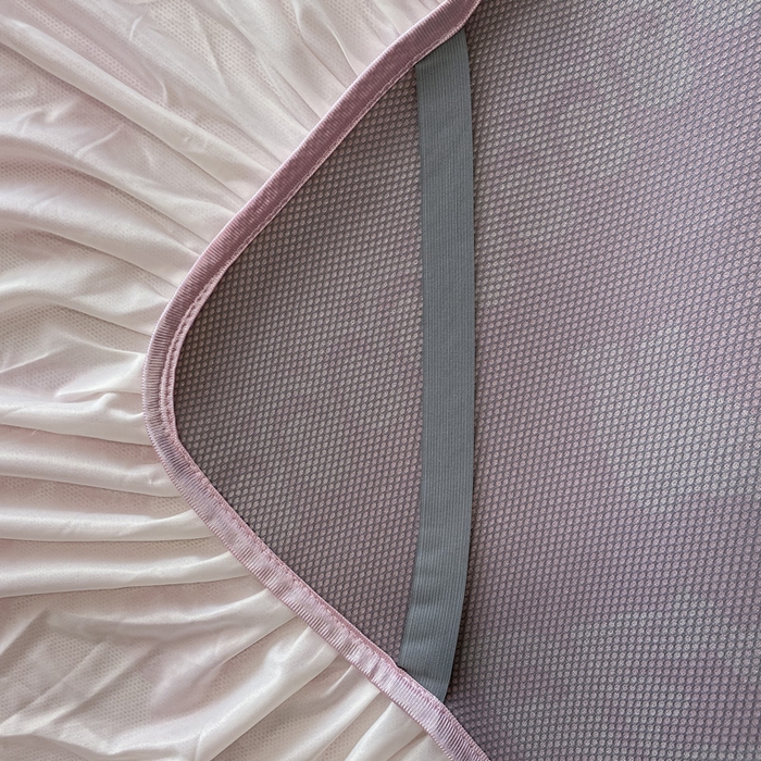 91家纺网 家纺一手货源 找家纺 莱家富 2025新款A类凉感提花冰丝凉席床裙款 快乐小熊-粉