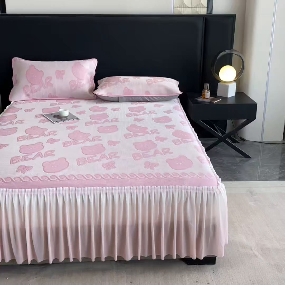 91家纺网 家纺一手货源 找家纺 莱家富 2025新款A类凉感提花冰丝凉席床裙款 快乐小熊-粉