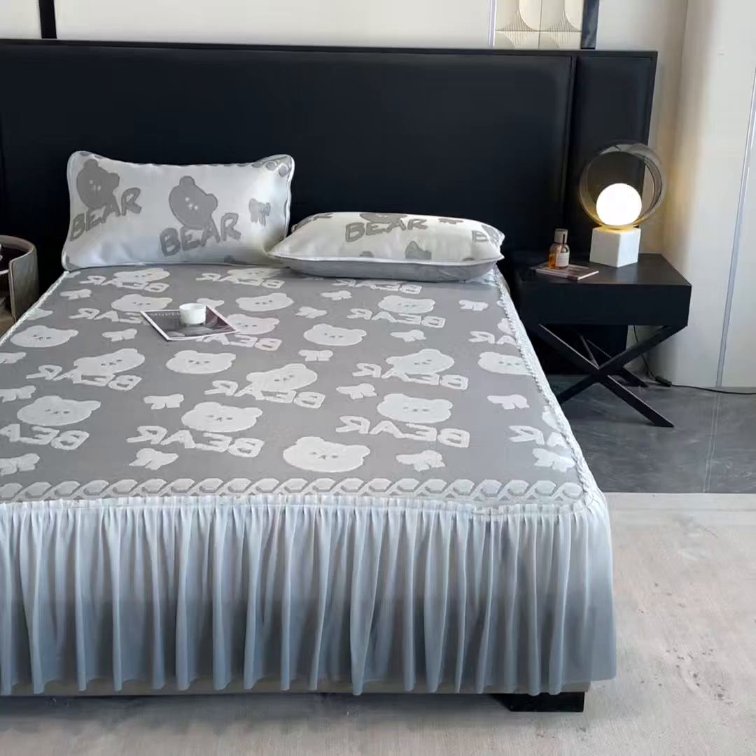 91家纺网 家纺一手货源 找家纺 莱家富 2025新款A类凉感提花冰丝凉席床裙款 快乐小熊-灰