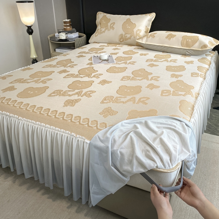 91家纺网 家纺一手货源 找家纺 莱家富 2025新款A类凉感提花冰丝凉席床裙款 快乐小熊-奶咖