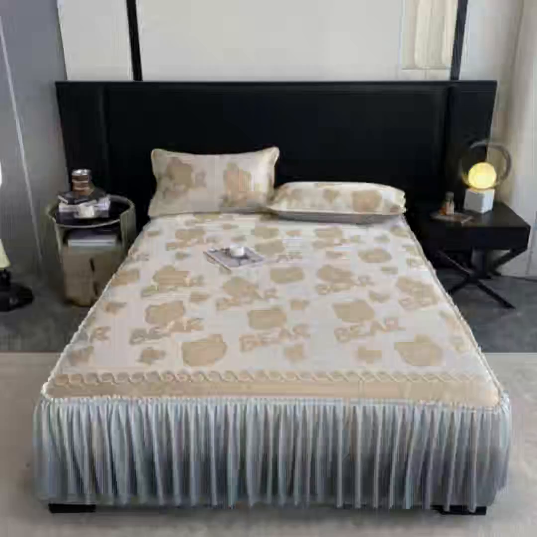 91家纺网 家纺一手货源 找家纺 莱家富 2025新款A类凉感提花冰丝凉席床裙款 快乐小熊-奶咖