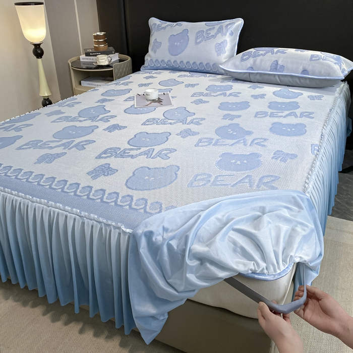 91家纺网 家纺一手货源 找家纺 莱家富 2025新款A类凉感提花冰丝凉席床裙款 快乐小熊-天蓝