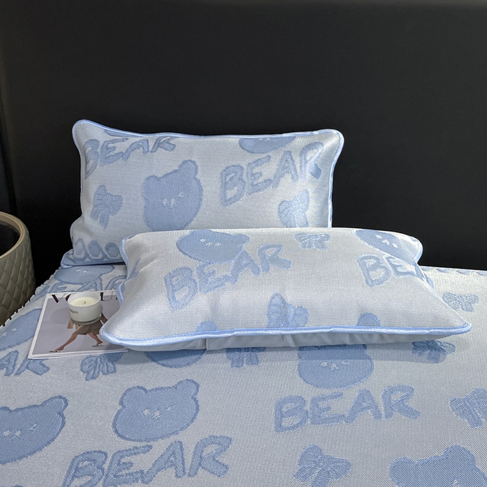 91家纺网 家纺一手货源 找家纺 莱家富 2025新款A类凉感提花冰丝凉席床裙款 快乐小熊-天蓝