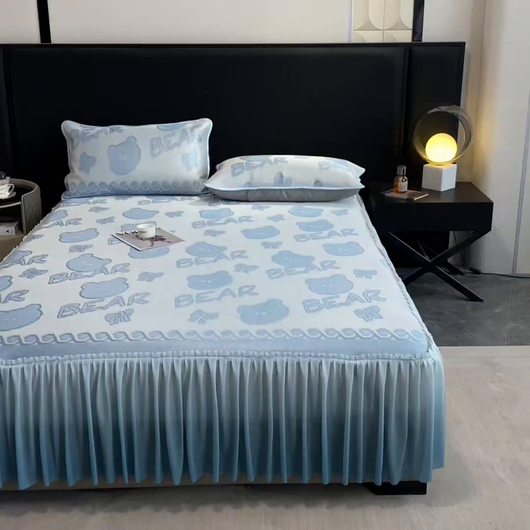 91家纺网 家纺一手货源 找家纺 莱家富 2025新款A类凉感提花冰丝凉席床裙款 快乐小熊-天蓝