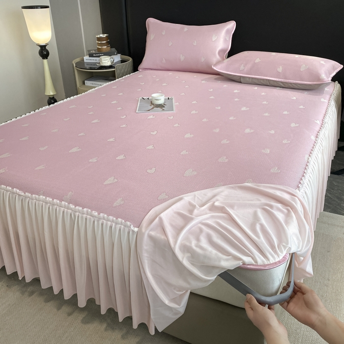 91家纺网 家纺一手货源 找家纺 莱家富 2025新款A类凉感提花冰丝凉席床裙款 心仪-粉