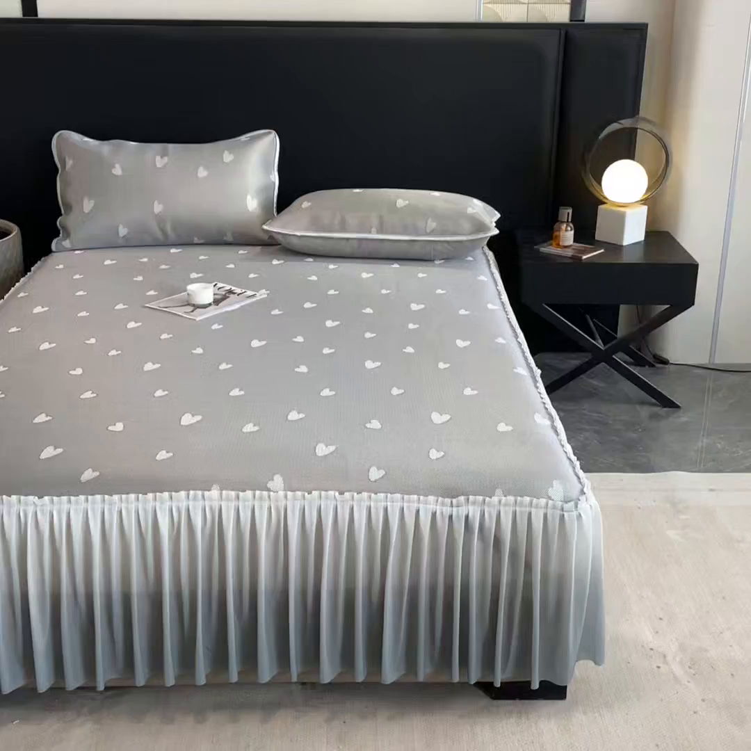 91家纺网 家纺一手货源 找家纺 莱家富 2025新款A类凉感提花冰丝凉席床裙款 心仪-灰