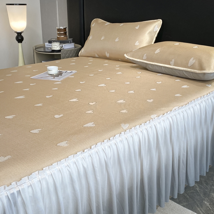 91家纺网 家纺一手货源 找家纺 莱家富 2025新款A类凉感提花冰丝凉席床裙款 心仪-奶咖