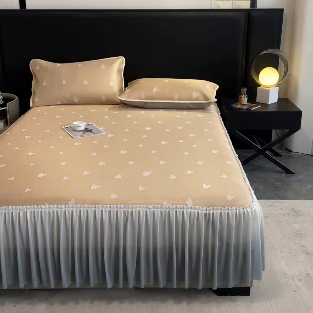 91家纺网 家纺一手货源 找家纺 莱家富 2025新款A类凉感提花冰丝凉席床裙款 心仪-奶咖