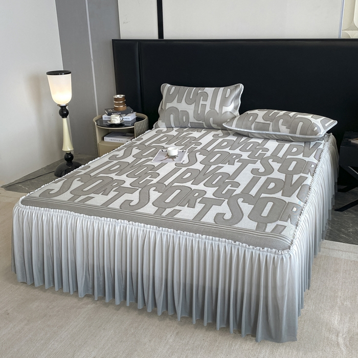 91家纺网 家纺一手货源 找家纺 莱家富 2025新款A类凉感提花冰丝凉席床裙款 字母涂鸦-灰