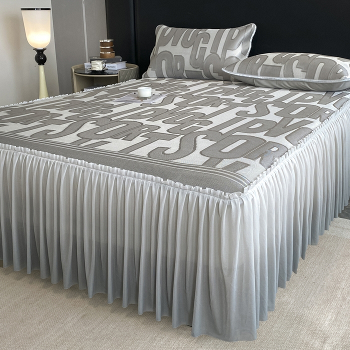 91家纺网 家纺一手货源 找家纺 莱家富 2025新款A类凉感提花冰丝凉席床裙款 字母涂鸦-灰