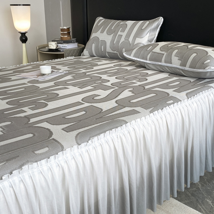 91家纺网 家纺一手货源 找家纺 莱家富 2025新款A类凉感提花冰丝凉席床裙款 字母涂鸦-灰