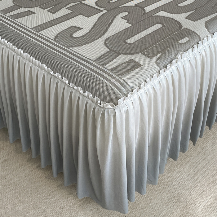 91家纺网 家纺一手货源 找家纺 莱家富 2025新款A类凉感提花冰丝凉席床裙款 字母涂鸦-灰