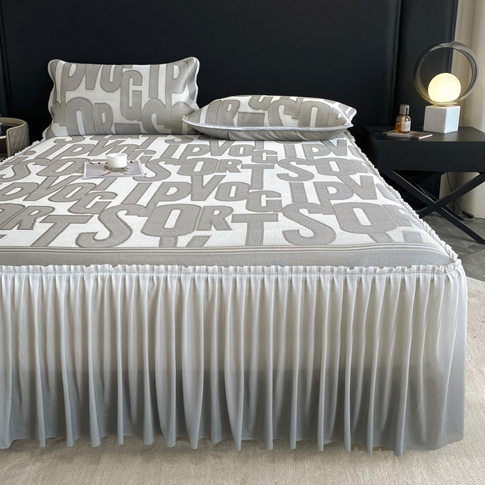 91家纺网 家纺一手货源 找家纺 莱家富 2025新款A类凉感提花冰丝凉席床裙款 字母涂鸦-灰