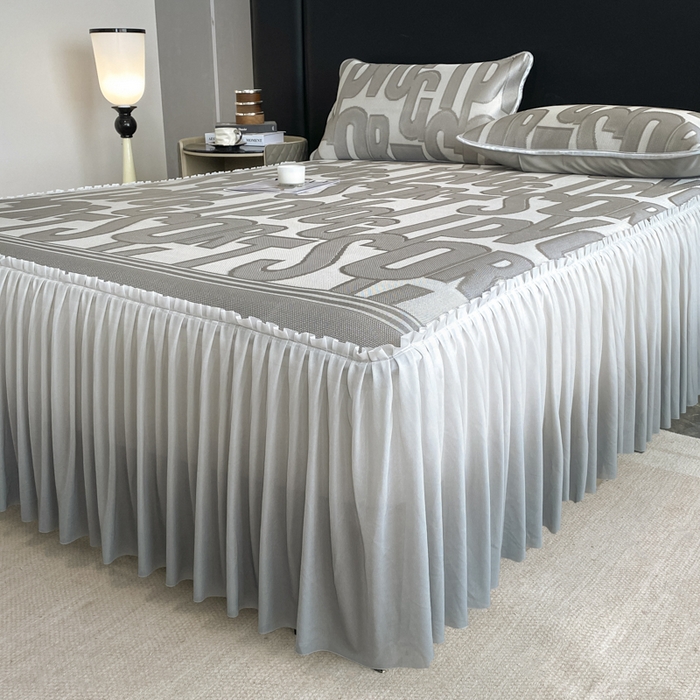 91家纺网 家纺一手货源 找家纺 莱家富 2025新款A类凉感提花冰丝凉席床裙款 字母涂鸦-灰