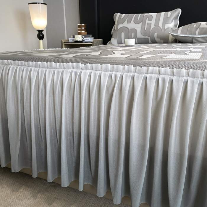 91家纺网 家纺一手货源 找家纺 莱家富 2025新款A类凉感提花冰丝凉席床裙款 字母涂鸦-灰