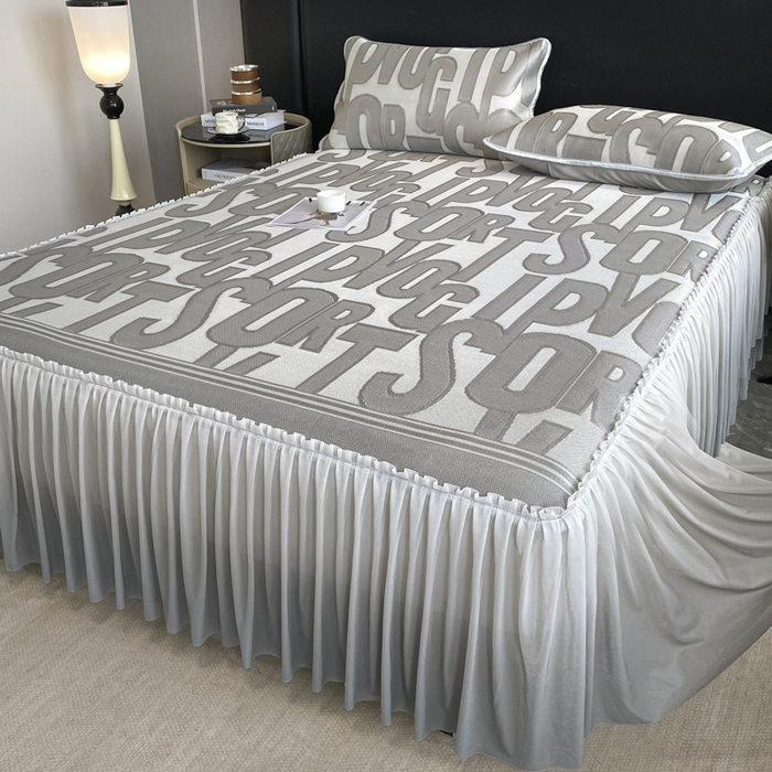 91家纺网 家纺一手货源 找家纺 莱家富 2025新款A类凉感提花冰丝凉席床裙款 字母涂鸦-灰