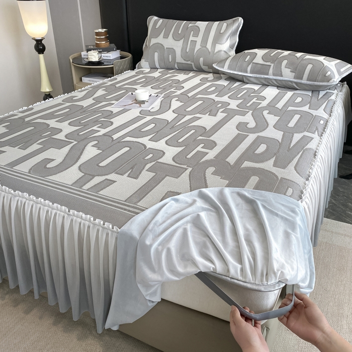 91家纺网 家纺一手货源 找家纺 莱家富 2025新款A类凉感提花冰丝凉席床裙款 字母涂鸦-灰