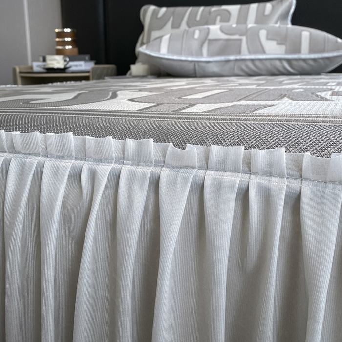 91家纺网 家纺一手货源 找家纺 莱家富 2025新款A类凉感提花冰丝凉席床裙款 字母涂鸦-灰