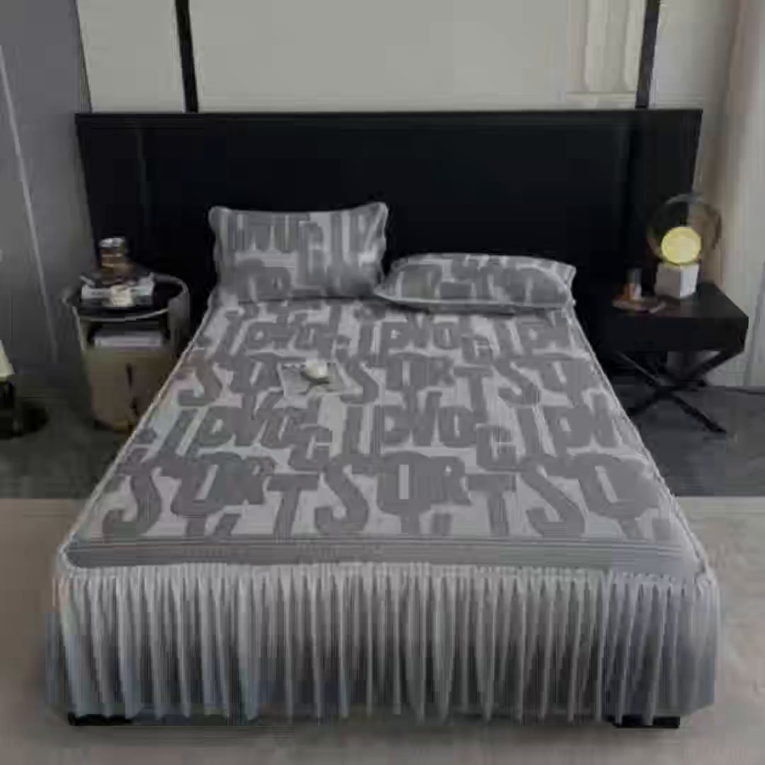 91家纺网 家纺一手货源 找家纺 莱家富 2025新款A类凉感提花冰丝凉席床裙款 字母涂鸦-灰