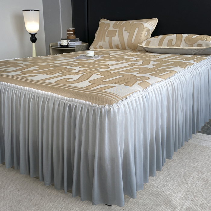 91家纺网 家纺一手货源 找家纺 莱家富 2025新款A类凉感提花冰丝凉席床裙款 字母涂鸦-奶咖