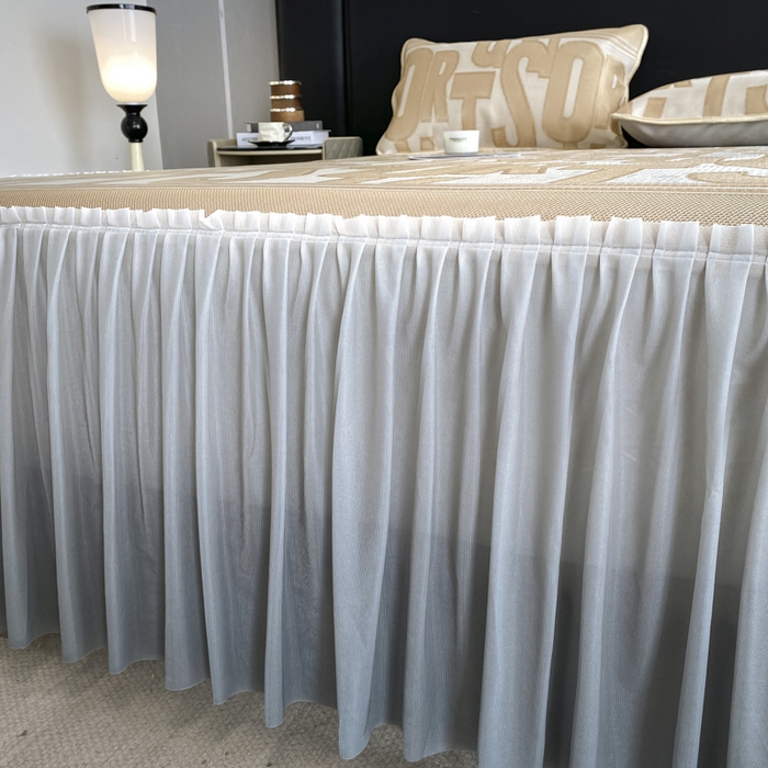 91家纺网 家纺一手货源 找家纺 莱家富 2025新款A类凉感提花冰丝凉席床裙款 字母涂鸦-奶咖