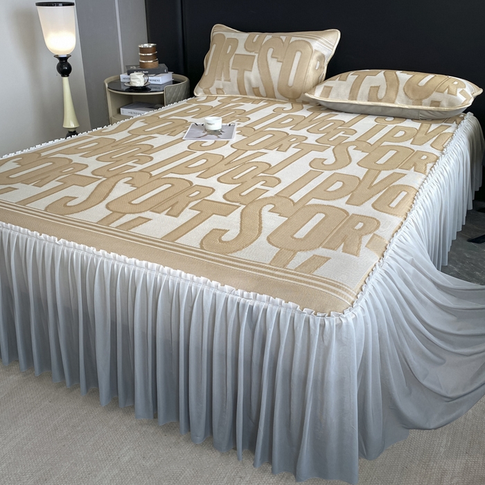 91家纺网 家纺一手货源 找家纺 莱家富 2025新款A类凉感提花冰丝凉席床裙款 字母涂鸦-奶咖