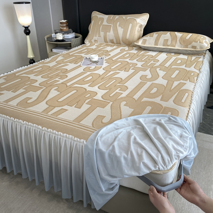 91家纺网 家纺一手货源 找家纺 莱家富 2025新款A类凉感提花冰丝凉席床裙款 字母涂鸦-奶咖