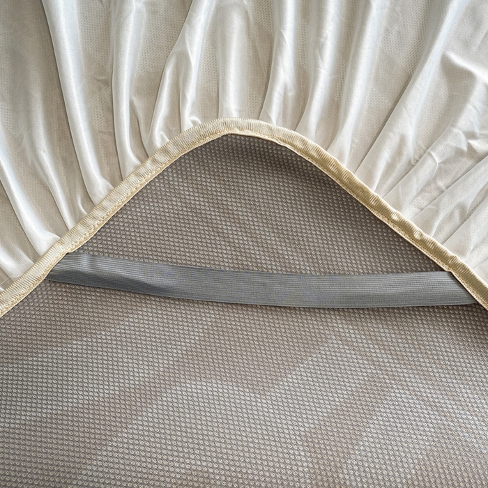 91家纺网 家纺一手货源 找家纺 莱家富 2025新款A类凉感提花冰丝凉席床裙款 字母涂鸦-奶咖