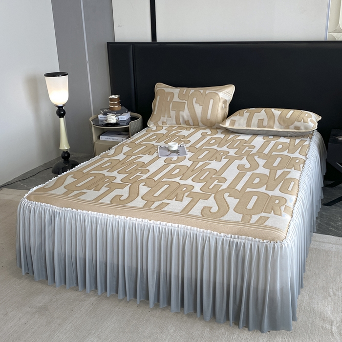 91家纺网 家纺一手货源 找家纺 莱家富 2025新款A类凉感提花冰丝凉席床裙款 字母涂鸦-奶咖