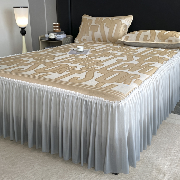 91家纺网 家纺一手货源 找家纺 莱家富 2025新款A类凉感提花冰丝凉席床裙款 字母涂鸦-奶咖