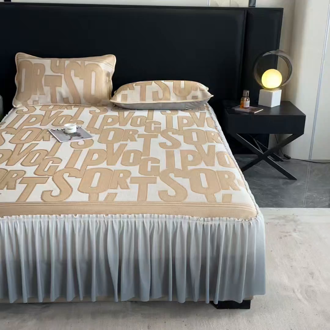 91家纺网 家纺一手货源 找家纺 莱家富 2025新款A类凉感提花冰丝凉席床裙款 字母涂鸦-奶咖
