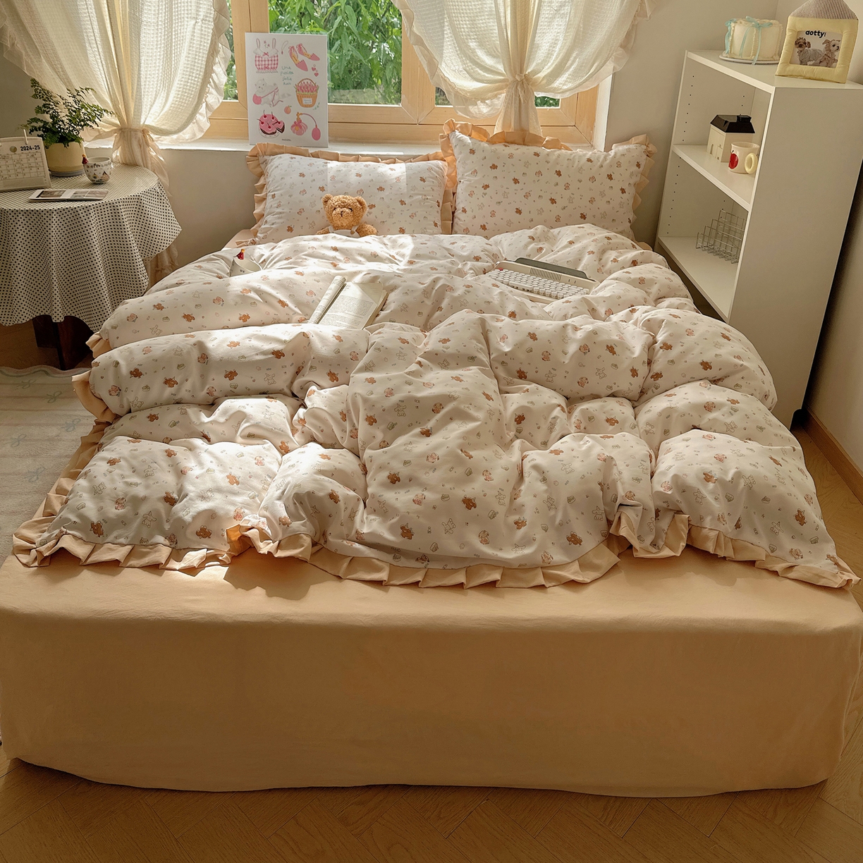 91家纺网 家纺一手货源 找家纺 韩巢家纺 2025新款针织双层纱花边款被套直播热销款四件套学生宿舍床单三件套-（提供卖家秀） 奶油狗