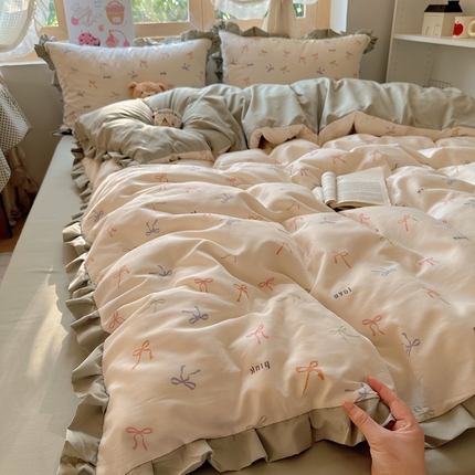 91家纺网 家纺一手货源 找家纺 （总）韩巢家纺 2025新款针织双层纱花边款被套直播热销款四件套学生宿舍床单三件套-（提供卖家秀）