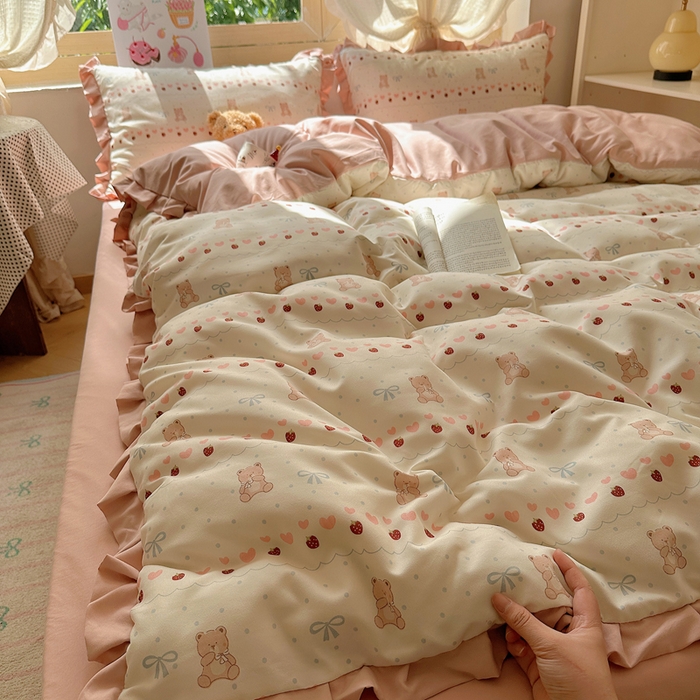 91家纺网 家纺一手货源 找家纺 韩巢家纺 2025新款针织双层纱花边款被套直播热销款四件套学生宿舍床单三件套-（提供卖家秀） 可爱熊