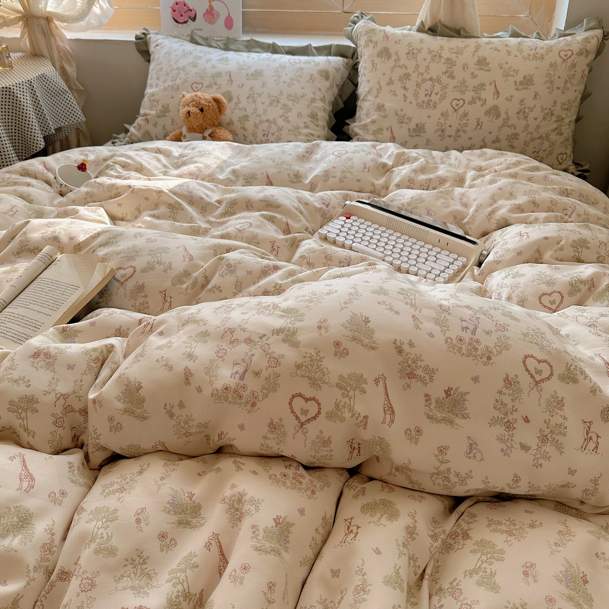 91家纺网 家纺一手货源 找家纺 韩巢家纺 2025新款针织双层纱花边款被套直播热销款四件套学生宿舍床单三件套-（提供卖家秀） 魔法森林