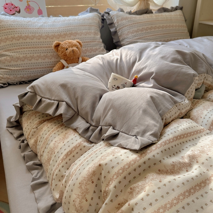 91家纺网 家纺一手货源 找家纺 韩巢家纺 2025新款针织双层纱花边款被套直播热销款四件套学生宿舍床单三件套-（提供卖家秀） 木昔