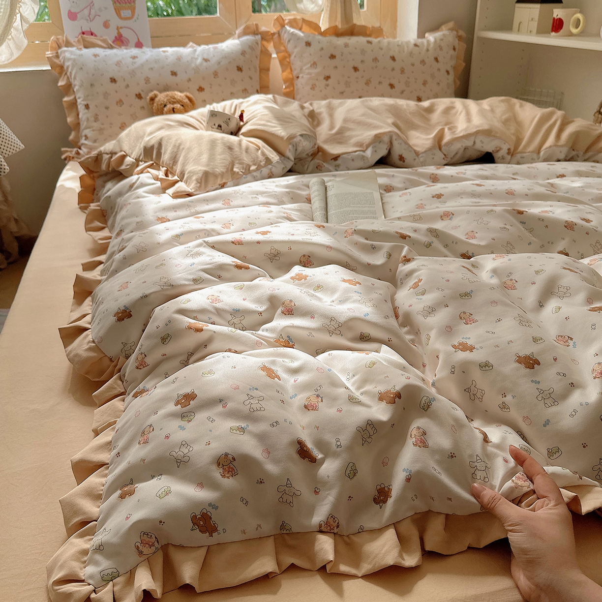 91家纺网 家纺一手货源 找家纺 韩巢家纺 2025新款针织双层纱花边款被套直播热销款四件套学生宿舍床单三件套-（提供卖家秀） 奶油狗