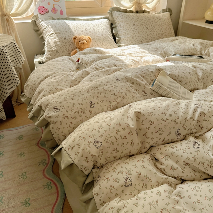 91家纺网 家纺一手货源 找家纺 韩巢家纺 2025新款针织双层纱花边款被套直播热销款四件套学生宿舍床单三件套-（提供卖家秀） 花田薇